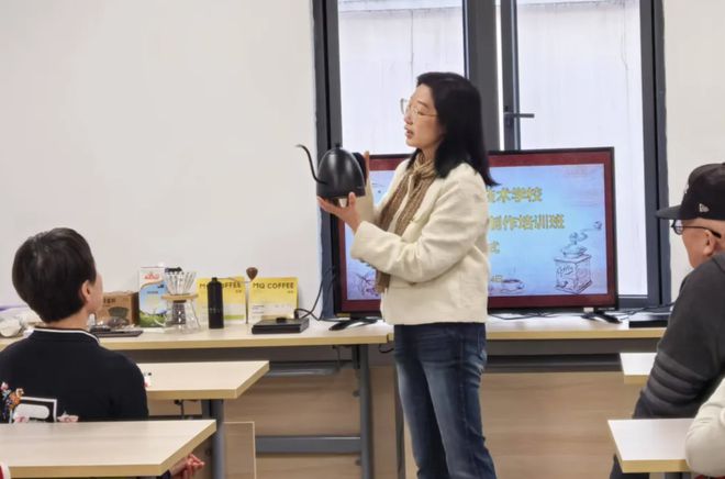 员在这里“玩转”手冲咖啡AG真人娱乐网址银发学(图2)