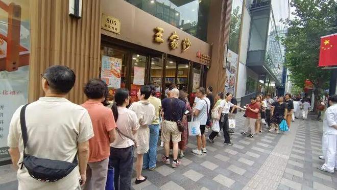 凌晨三点就来!城隍庙开出“爷青回”市集AG真人直营为这口上海有人排队6小时(图2) 凌晨三点就来!城隍庙开出“爷青回”市集AG真人直营为这口上海有人排队6小时(图2)