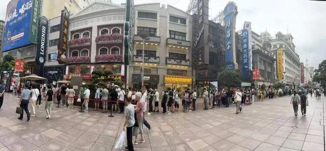 凌晨三点就来!城隍庙开出“爷青回”市集AG真人直营为这口上海有人排队6小时(图6) 凌晨三点就来!城隍庙开出“爷青回”市集AG真人直营为这口上海有人排队6小时(图6)