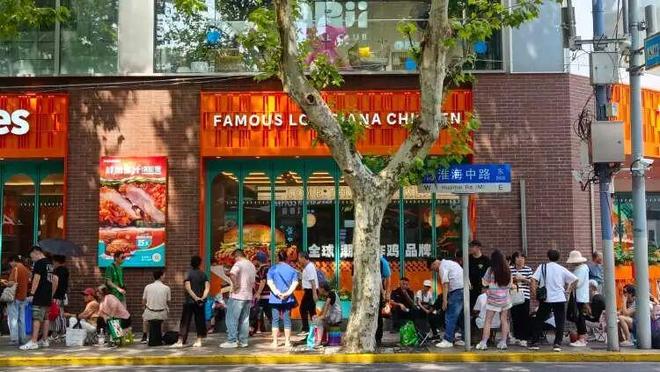 凌晨三点就来!城隍庙开出“爷青回”市集AG真人直营为这口上海有人排队6小时(图3) 凌晨三点就来!城隍庙开出“爷青回”市集AG真人直营为这口上海有人排队6小时(图3)