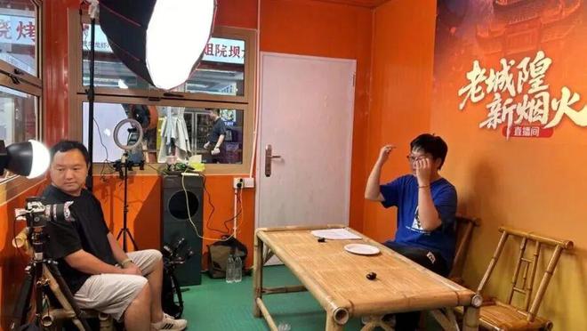 凌晨三点就来!城隍庙开出“爷青回”市集AG真人直营为这口上海有人排队6小时(图13) 凌晨三点就来!城隍庙开出“爷青回”市集AG真人直营为这口上海有人排队6小时(图13)