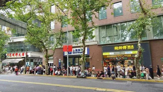 凌晨三点就来!城隍庙开出“爷青回”市集AG真人直营为这口上海有人排队6小时(图15) 凌晨三点就来!城隍庙开出“爷青回”市集AG真人直营为这口上海有人排队6小时(图15)