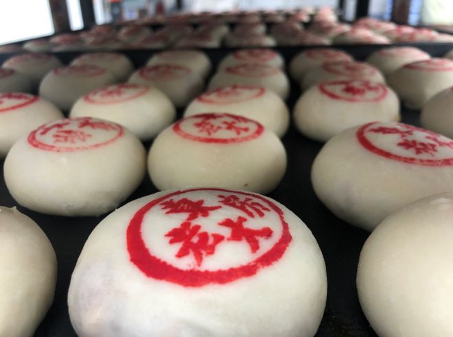 凌晨三点就来!城隍庙开出“爷青回”市集AG真人直营为这口上海有人排队6小时(图12) 凌晨三点就来!城隍庙开出“爷青回”市集AG真人直营为这口上海有人排队6小时(图12)