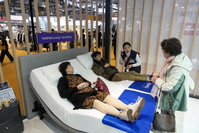 品“骨折价”！许多市民满载而归真正享受到红利ag真人平台第一游戏上海这里人气爆棚多款商(图2)