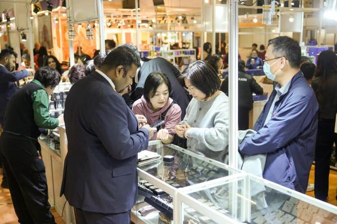 品“骨折价”！许多市民满载而归真正享受到红利ag真人平台第一游戏上海这里人气爆棚多款商(图3)