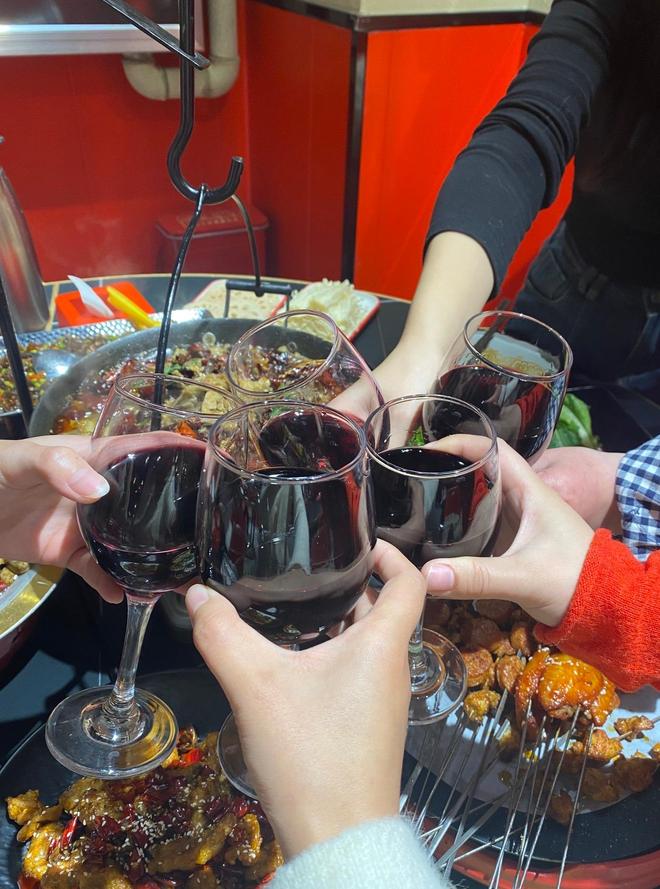 萄酒死磕“又酸又涩”终被消费者抛弃？AG真人登录10年跌9成产量中国葡(图12)