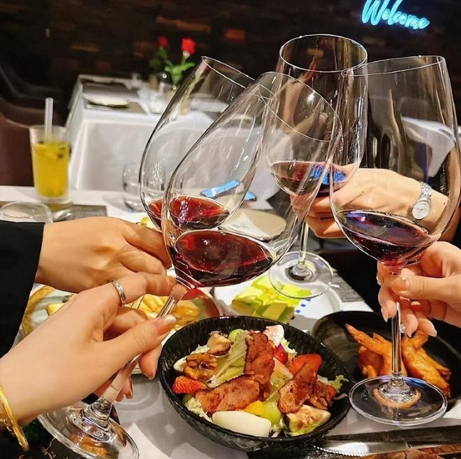 萄酒死磕“又酸又涩”终被消费者抛弃？AG真人登录10年跌9成产量中国葡(图14)